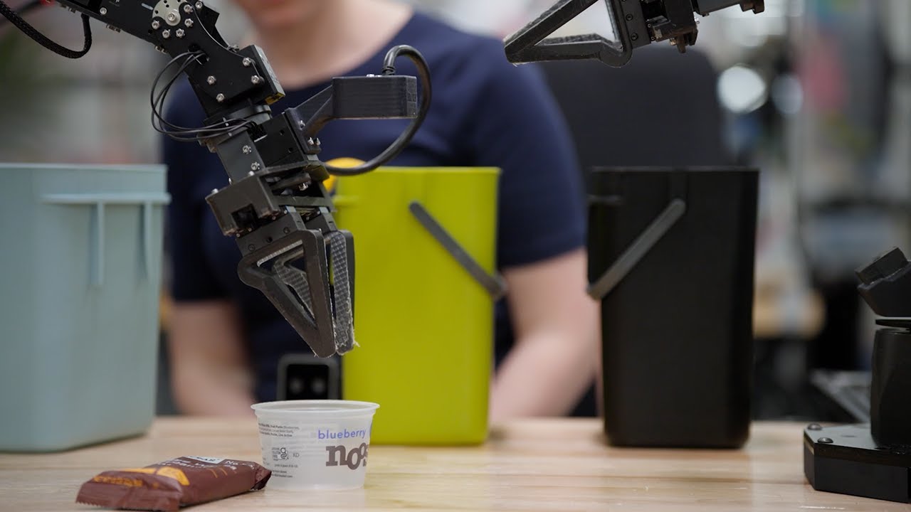 Gemini Robotics 1.5 지역 규칙을 검색해 쓰레기를 분류하는 시연 영상 장면